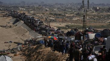 Γάζα: Εικόνες αποκάλυψης με χιλιάδες Παλαιστίνιους να ψάχνουν οδό διαφυγής