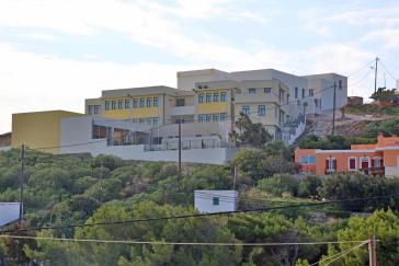 Δημοτικό Σχολείο Βάρης: Σε λειτουργία ο νέος χώρος αναμονής και προσέγγισης των μαθητών