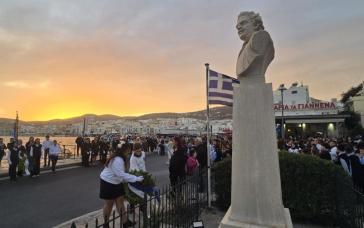 H στεφάνωση στη Σύρο για την επέτειο της 28ης Οκτωβρίου (ΦΩΤΟ+ΒΙΝΤΕΟ)
