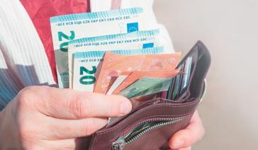 Μειώσεις φόρων και νέες αυξήσεις μισθών φέρνει το 2026