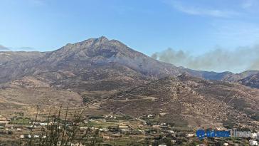 Νάξος: Φωτιά σε βουνό πίσω από τις Εγκαρές