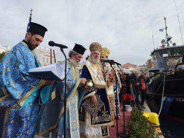 Σύρος: Με κάθε λαμπρότητα ο καθαγιασμός των υδάτων στο λιμάνι της Ερμούπολης