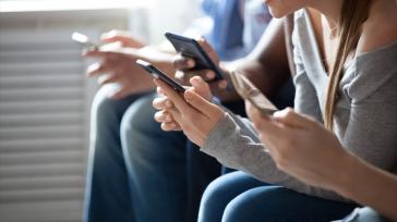 Αντίστροφη μέτρηση για το μπλόκο στα social media κάτω των 15 ετών