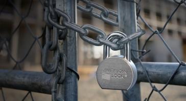 ΕΛΣΤΑΤ: 557 επιχειρήσεις έβαλαν “λουκέτο” το 2025