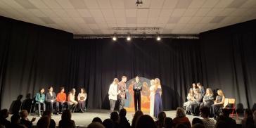 Μία ανατρεπτική παράσταση μέσα από τη ματιά των εφήβων