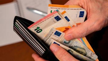 Επίδομα συμπαράστασης για ανήμπορους συνταξιούχους, Ποιοι το δικαιούνται