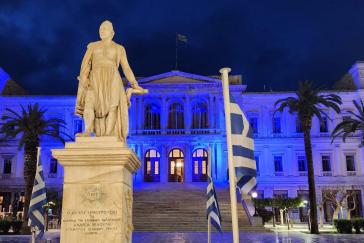 Σύρος: Στα “μπλε” το δημαρχιακό μέγαρο με αφορμή την Παγκόσμια Ημέρα Ευαισθητοποίησης για τον Αυτισμό
