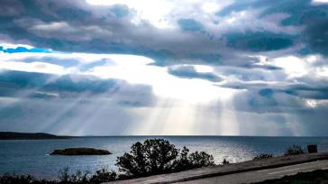 Καιρός: Νεφώσεις κατά τόπους πυκνότερες με ανέμους έως και 7 μποφόρ