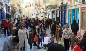 “Κατεβάζουν τις τιμές για να κρατηθούν”