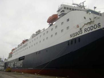 Δεύτερη μηχανική βλάβη "έστειλε" το «ΝΗΣΟΣ ΡΟΔΟΣ» στο λιμάνι της Σύρου