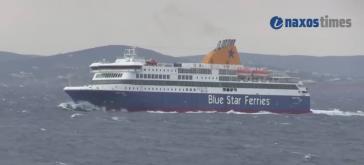 Το Blue Star Delos "παλεύει" με τα κύματα 
