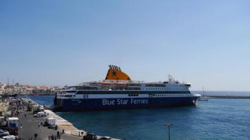 Στο ασφαλές λιμάνι της Σύρου, βρήκε "απάγκιο" το Blue Star Delos
