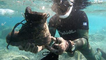 Ένας τόνος απορρίμματα αφαιρέθηκε από το βυθό της Δήλου