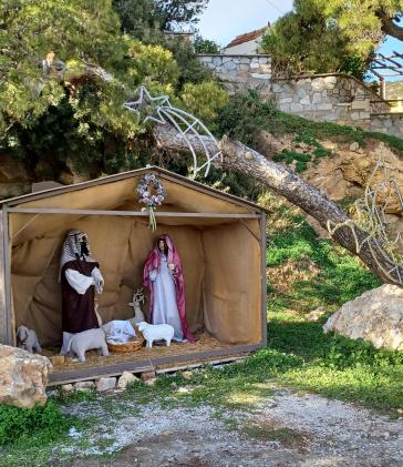 Στολίστηκε η φάτνη του Επισκοπείου Σύρου