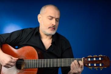 Ο «αναγεννημένος» Παναγιώτης Μάργαρης γιορτάζει 25 χρόνια μουσικής στη Σύρο