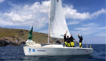 “Μάχες” με τα κύματα