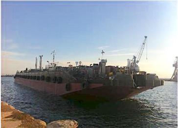 Πλωτή εγκατάσταση στο λιμάνι της Ερμούπολης