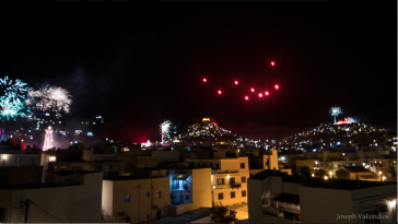 Το ανέσπερο φως της Ανάστασης «έλουσε» την ανοιξιάτικη Σύρο