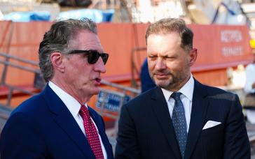 Στα ναυπηγεία ΟΝΕΧ – Ελευσίνας, ο υπουργός Εσωτερικών των ΗΠΑ, Doug Burgum