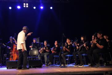 Η σχολή "Εν Χορδαίς & Οργάνοις" ευχαριστεί τον Σταύρο Ξαρχάκο