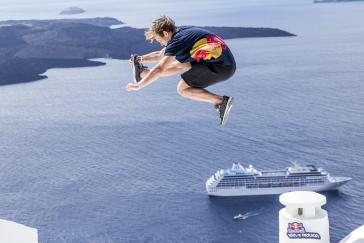 Red Bull Art of Motion: Πηδώντας από.... ταράτσα σε ταράτσα στη Σαντορίνη
