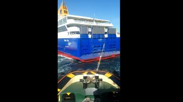 Η στιγμή που το Blue Star Patmos βγαίνει από τα ναυπηγεία της Ελευσίνας [Video]