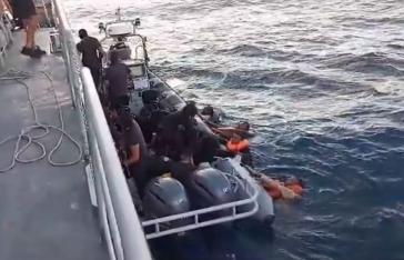 Λέσβος: Οι διακινητές έσκισαν τη γεμάτη λέμβο στη θέα των λιμενικών