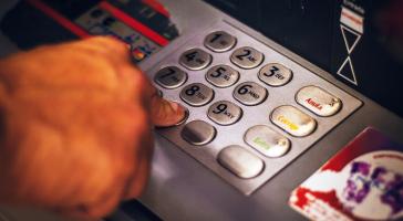 Τράπεζες: Πακέτα συνδρομών αντί χρεώσεων στις συναλλαγές