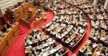 Δημοσκοπήσεις: Απειλείται το ρεκόρ της 8κομματικής Βουλής του 2015
