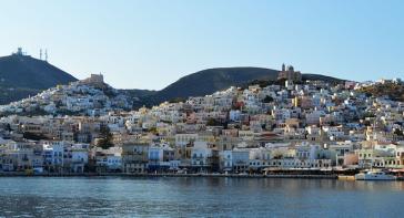 Σύρος: Θαλάσσια ρύπανση 500τ.μ. στο λιμάνι της Ερμούπολης