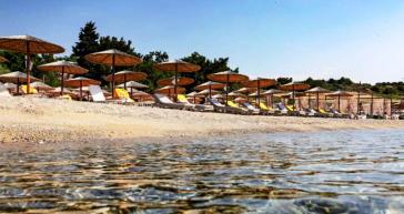 Νάξος: Έβαλαν ξανά τις ξαπλώστρες στις παραλίες μέσα στη νύχτα μετά τους ελέγχους