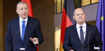 Με αλαζονεία ο Ερντογάν στο Βερολίνο, πριν έλθει στην Αθήνα