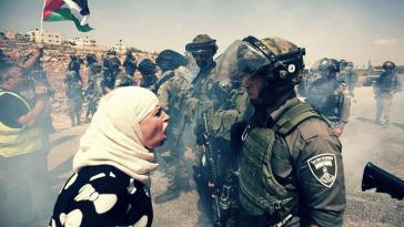 Η κυβέρνηση παρανομεί, η αντιπολίτευση δεν ασχολείται