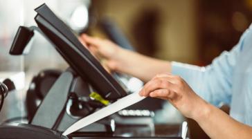 Παπαθανάσης: Θα γίνει πλήρης σύνδεση των POS με τις ταμειακές