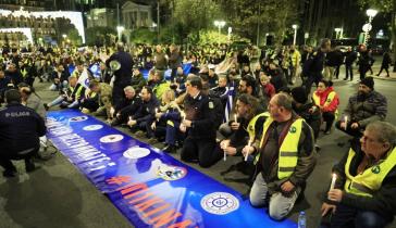 Καθιστική διαμαρτυρία ένστολων έξω από τη Βουλή