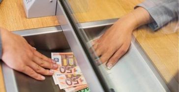 Γιατί οι Έλληνες πληρώνουν ακριβότερα τις τραπεζικές συναλλαγές