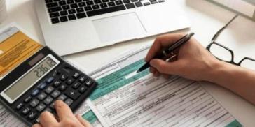 ΑΑΔΕ: Αντίστροφη μέτρηση για αυτόματη συμπλήρωση δήλωσης σε μισθωτούς και συνταξιούχους