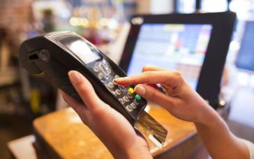 Στο τραπέζι μείωση χρεώσεων POS για μικρές συναλλαγές - Το ιταλικό μοντέλο
