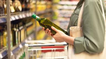 Το λάδι σέρνει την ακρίβεια στα τρόφιμα με αύξηση 67% σε ένα χρόνο