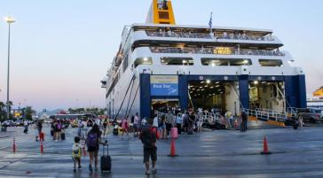 Πειραιάς: Το αδιαχώρητο στο λιμάνι πριν την απεργία της ΠΝΟ τη Μεγάλη Τετάρτη