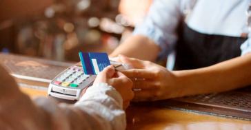 POS: Για ποιες αγορές έως 10 ευρώ «κουρεύονται» οι τραπεζικές προμήθειες