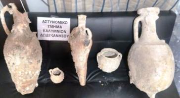 Στόλισε με αρχαίους αμφορείς το σπίτι της στην Κάλυμνο