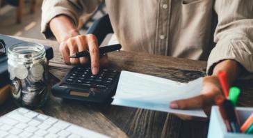 Ελεύθεροι επαγγελματίες: Πώς και πόσο θα αυξηθούν οι ασφαλιστικές εισφορές