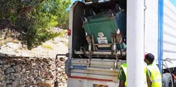 Απαξιωμένος εξοπλισμός και ανάθεση για πλύσιμο κάδων 