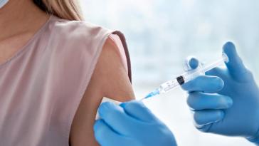 Κορωνοϊός: Διαθέσιμα τα επικαιροποιημένα εμβόλια στις δημόσιες δομές - Πότε φτάνουν στα φαρμακεία
