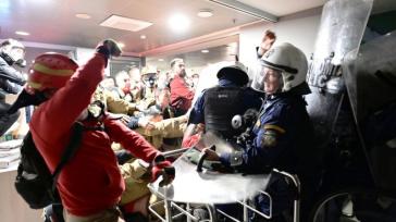 Εποχικοί πυροσβέστες: Συγκέντρωση στη Βουλή μετά τα επεισόδια στο Υπ. Πολιτικής Προστασίας