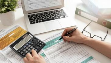 Φορολογικές δηλώσεις: Στα 1.008 ευρώ ο μέσος πρόσθετος μέσος φόρος για χρεωστικά εκκαθαριστικά