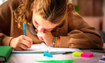 Πανελλήνιες 2025: Πώς να προστατεύσετε τα μάτια σας από το πολύωρο διάβασμα