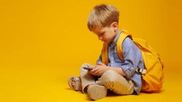 Οι μισοί έφηβοι ξεπερνούν τις 30 ώρες την εβδομάδα σε οθόνες - Online και το 93% των 10χρονων