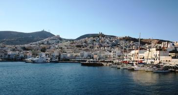 Σύρος: Τραυματισμός 78χρονης σε πλοίο μέσα στο λιμάνι της Ερμούπολης